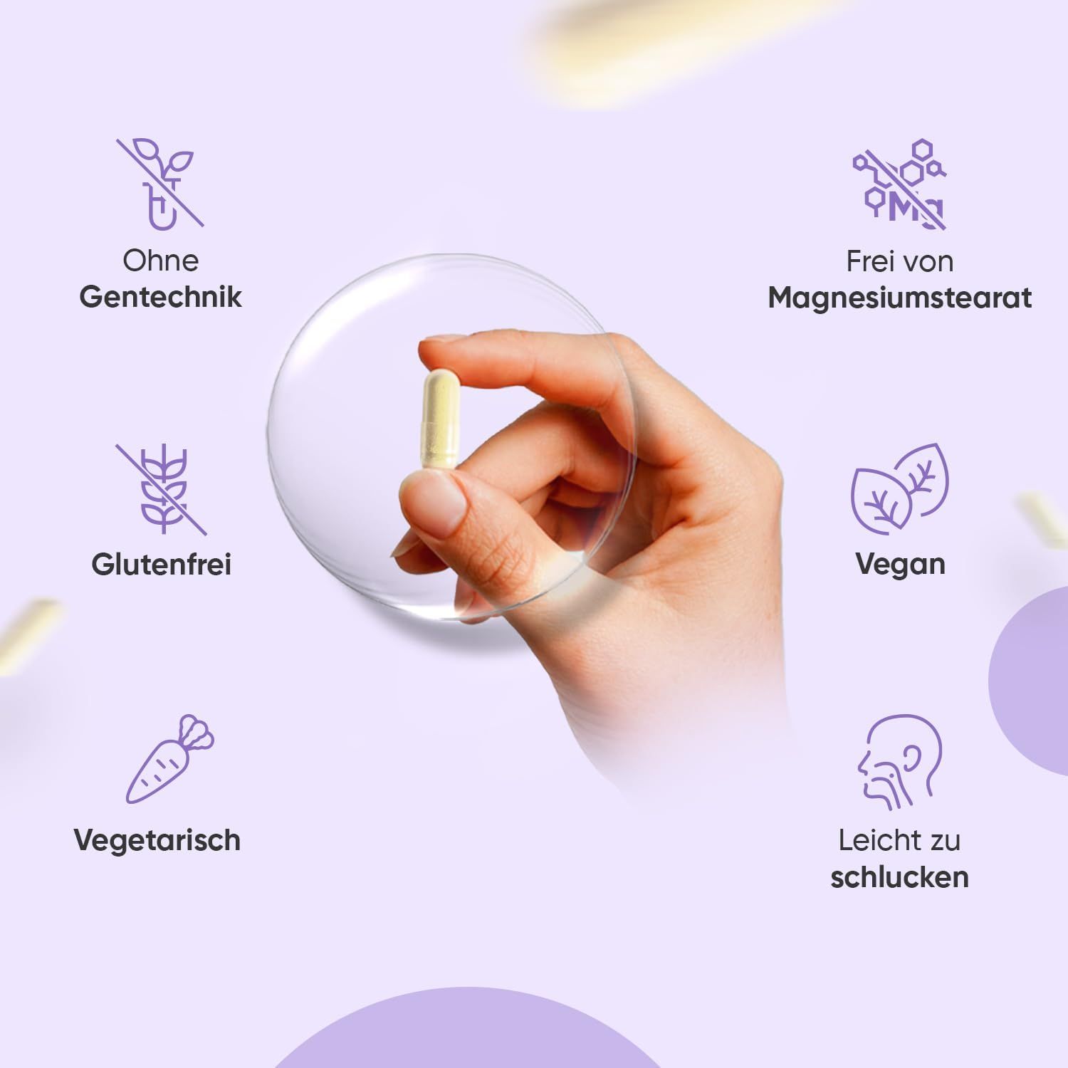 Hand hält eine Kapsel. Symbole zeigen: Ohne Gentechnik, glutenfrei, vegetarisch, vegan, leicht zu schlucken, frei von Magnesiumstearat.