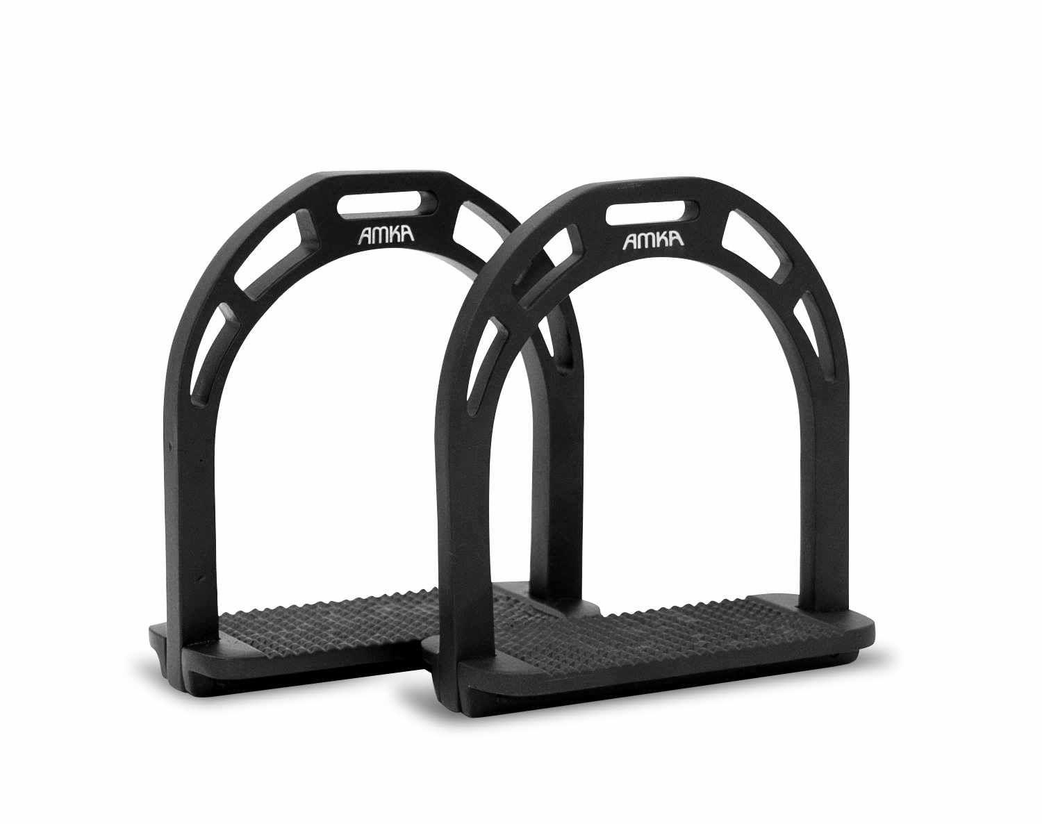 Zwei schwarze AMKA Aluminium Steigbügel. Mit AMKA-Logo. Rutschfeste Trittfläche.