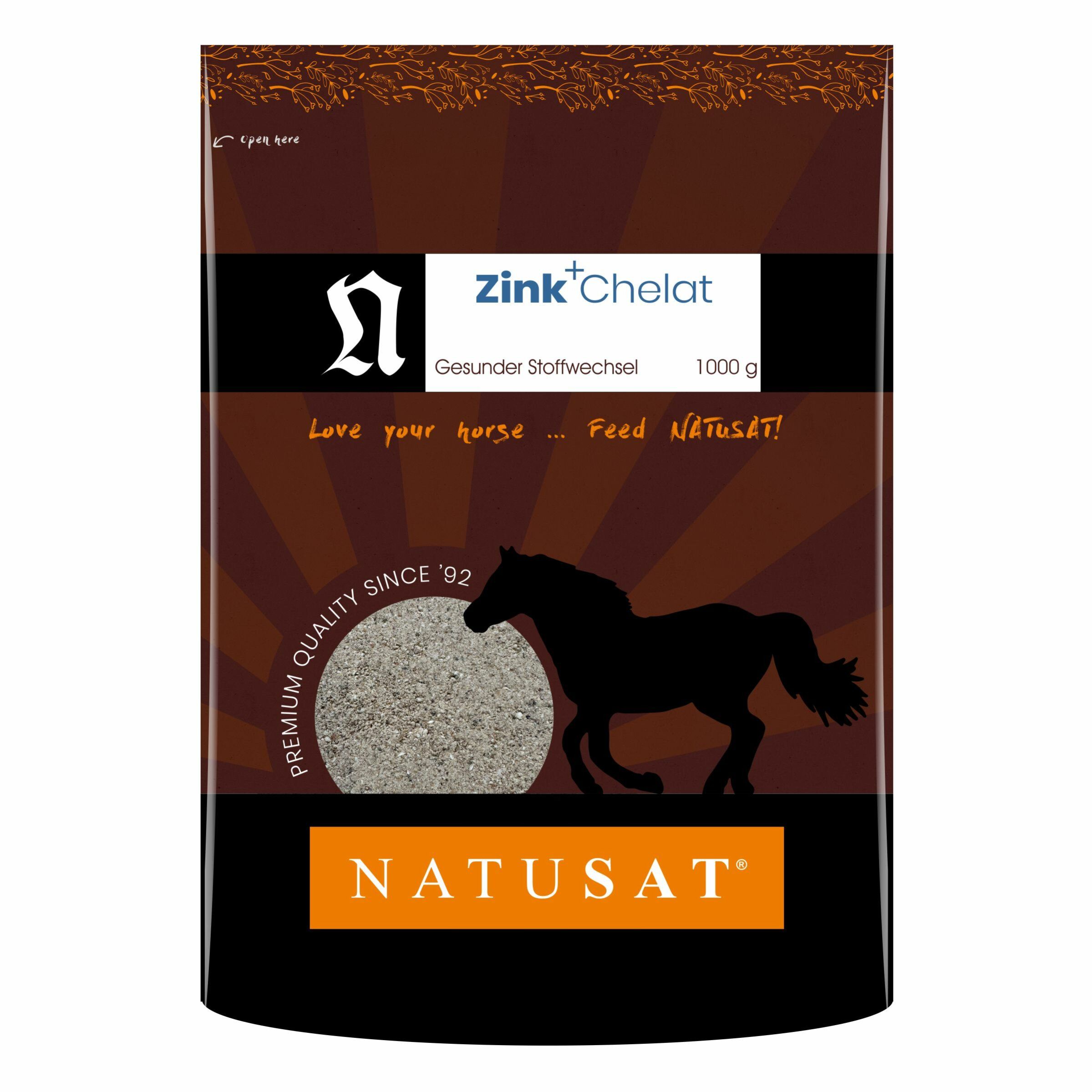 Beutel mit Natusat Zink Chelat Pulver. Braune Verpackung mit Logo, Text und Pferde-Silhouette. 1000 g.