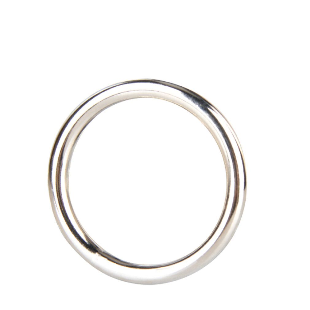 Einzelner Cockring aus glänzendem Metall. Runde Form, glatte Oberfläche. Auf weißem Hintergrund.