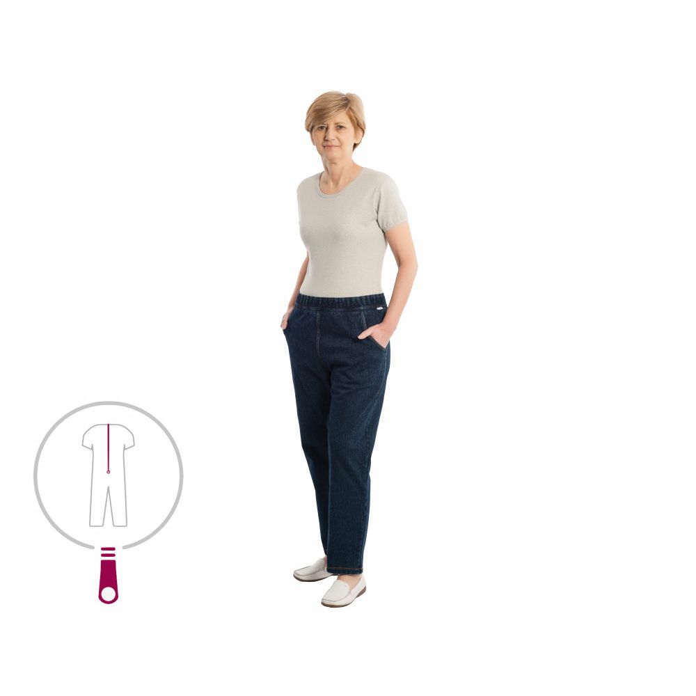 Pflegeoverall Jeans CareActive. Dunkelblaue Jeanshose mit Gummibund. Frau trägt helles Oberteil und weiße Schuhe. Illustration des Overalls.