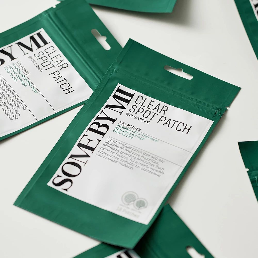 Mehrere grüne Beutel mit weißem Etikett. Text: CLEAR SPOT PATCH.