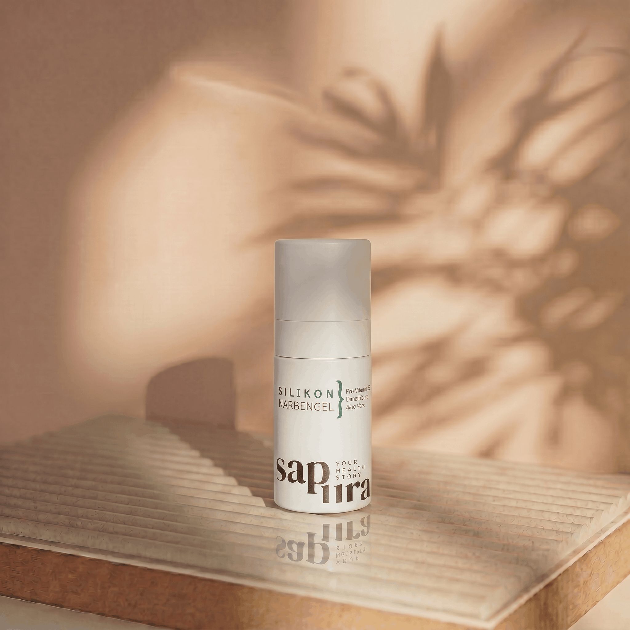 Flasche Silikon Narbengel, Pro-Vitamin B5 und Aloe Vera, auf einer geriffelten Oberfläche.
