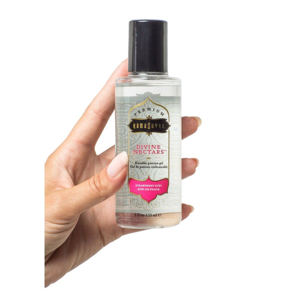 Hand hält Kamasutra Divine Nectars Intimgel Erdbeer-Träume, 150ml.