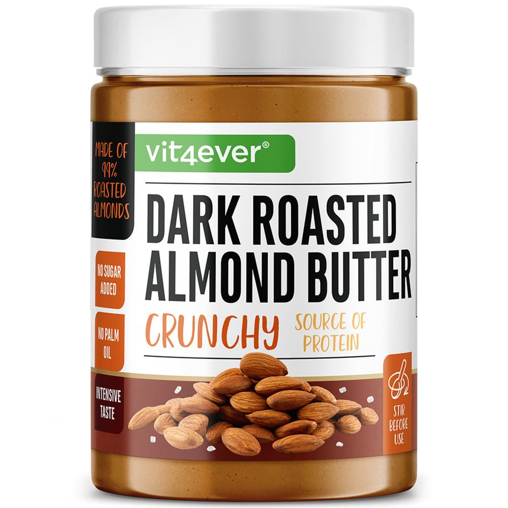 Braunes Glas mit Aufschrift 'vit4ever Dark Roasted Almond Butter Crunchy'. Mandeln liegen vor dem Glas.