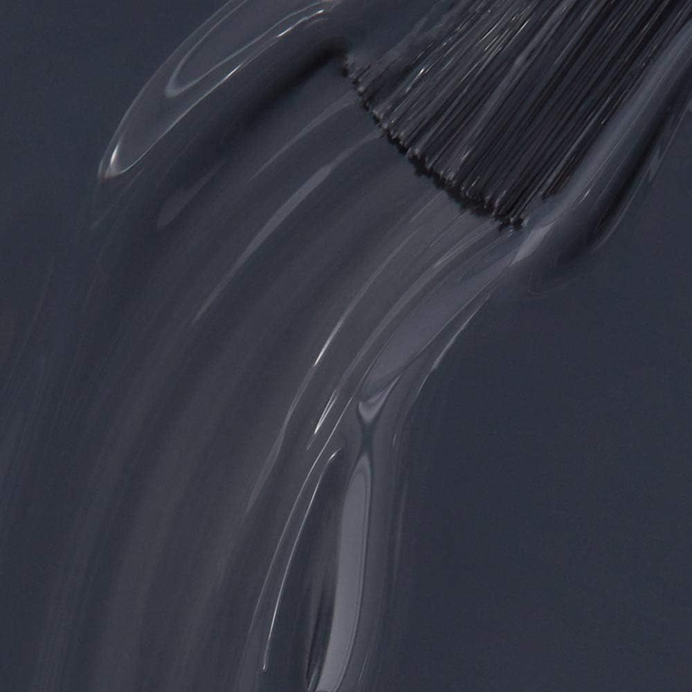 Pinselstrich mit grauem Nagellack. Glänzende Textur. Nahaufnahme.