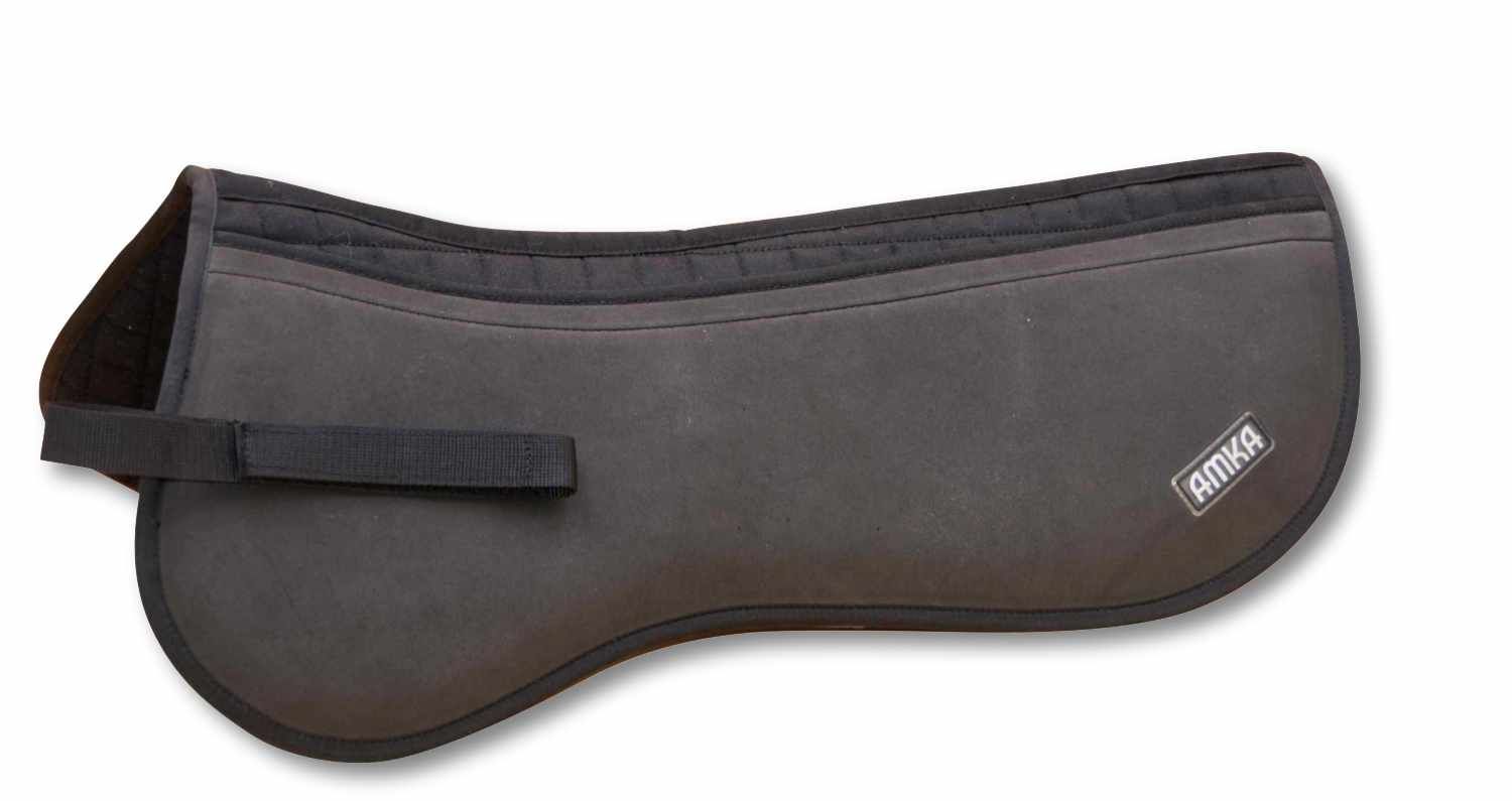 Graues Sattelpad mit AMKA Logo und Befestigungsriemen.