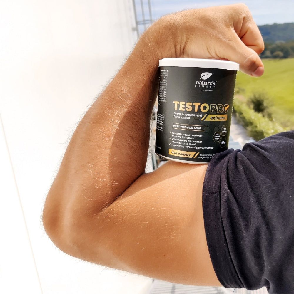 Dose Nature's Finest TestoPRO Extreme auf einem Arm. Schwarze Dose mit weißem Deckel. Text: TestoPRO extreme.