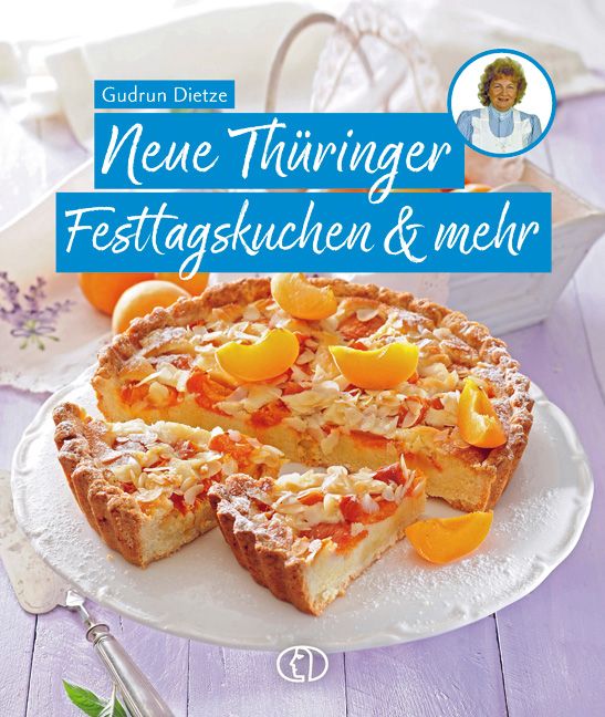Buchcover mit Titel "Neue Thüringer Festtagskuchen & mehr". Kuchen mit Aprikosen auf Tortenständer. Autorin Gudrun Dietze.