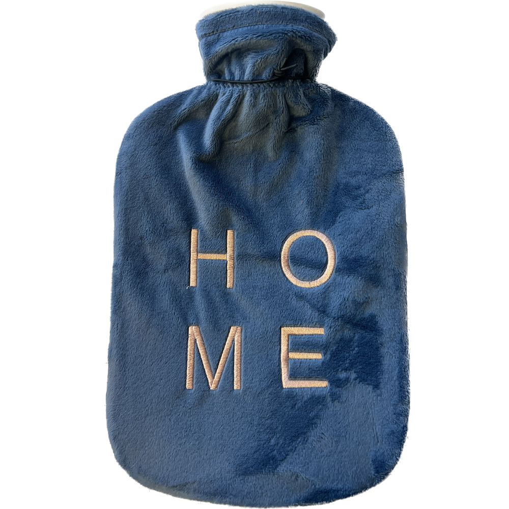 Blaue Wärmflasche mit Flausch-Bezug. Aufgestickter Schriftzug HOME. Oben Hals mit Verschluss.