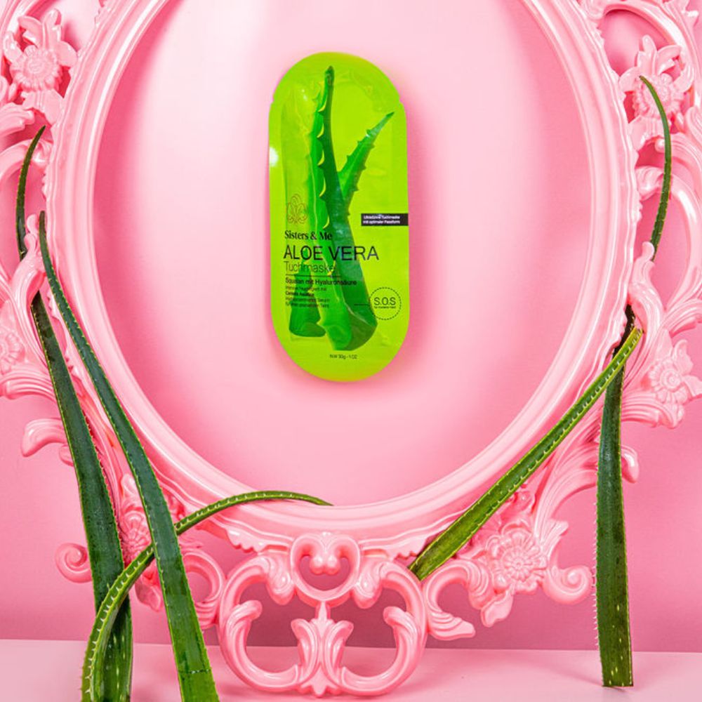 Aloe Vera Gesichtsmaske in einem rosa Rahmen. Produkt von Sisters & Me.