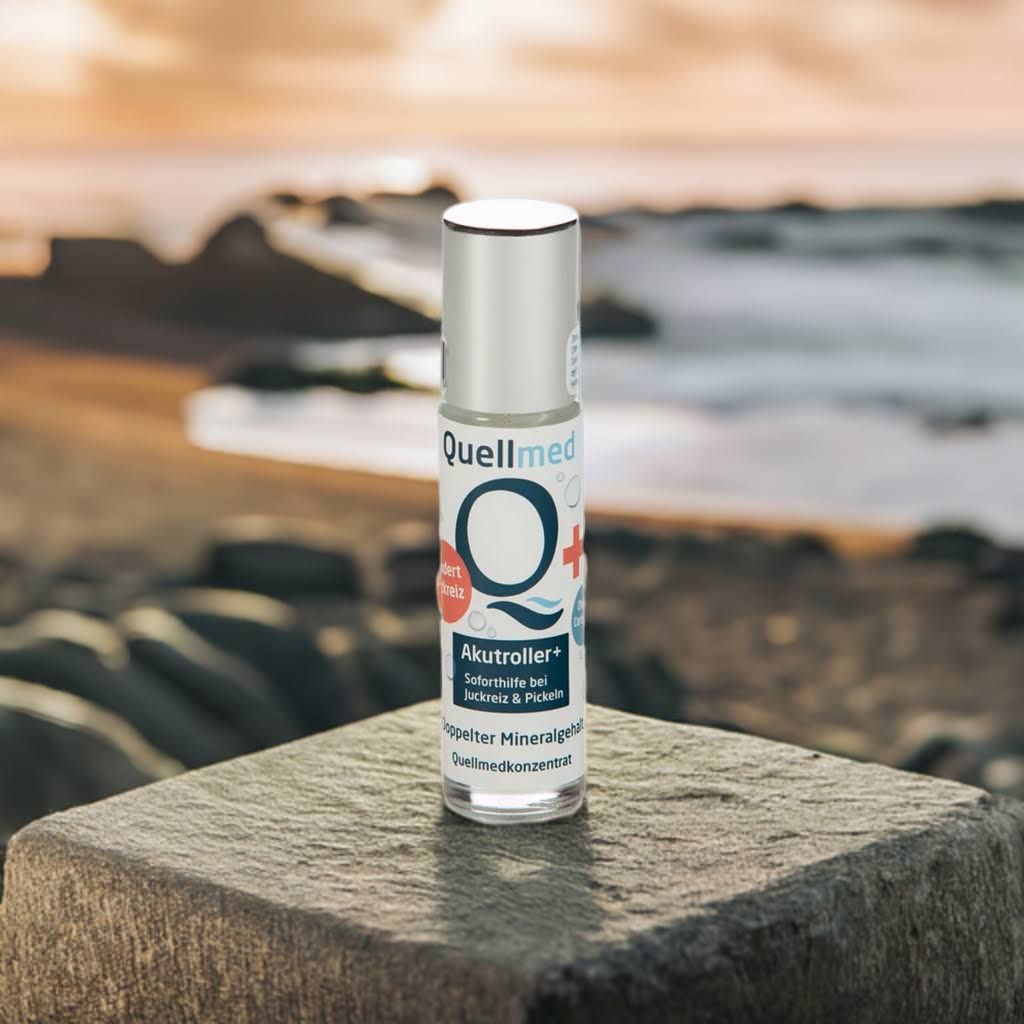 Akutroller von Quellmed auf einem Stein. Aufschrift: Akutroller+. Hintergrund: Strand bei Sonnenuntergang.