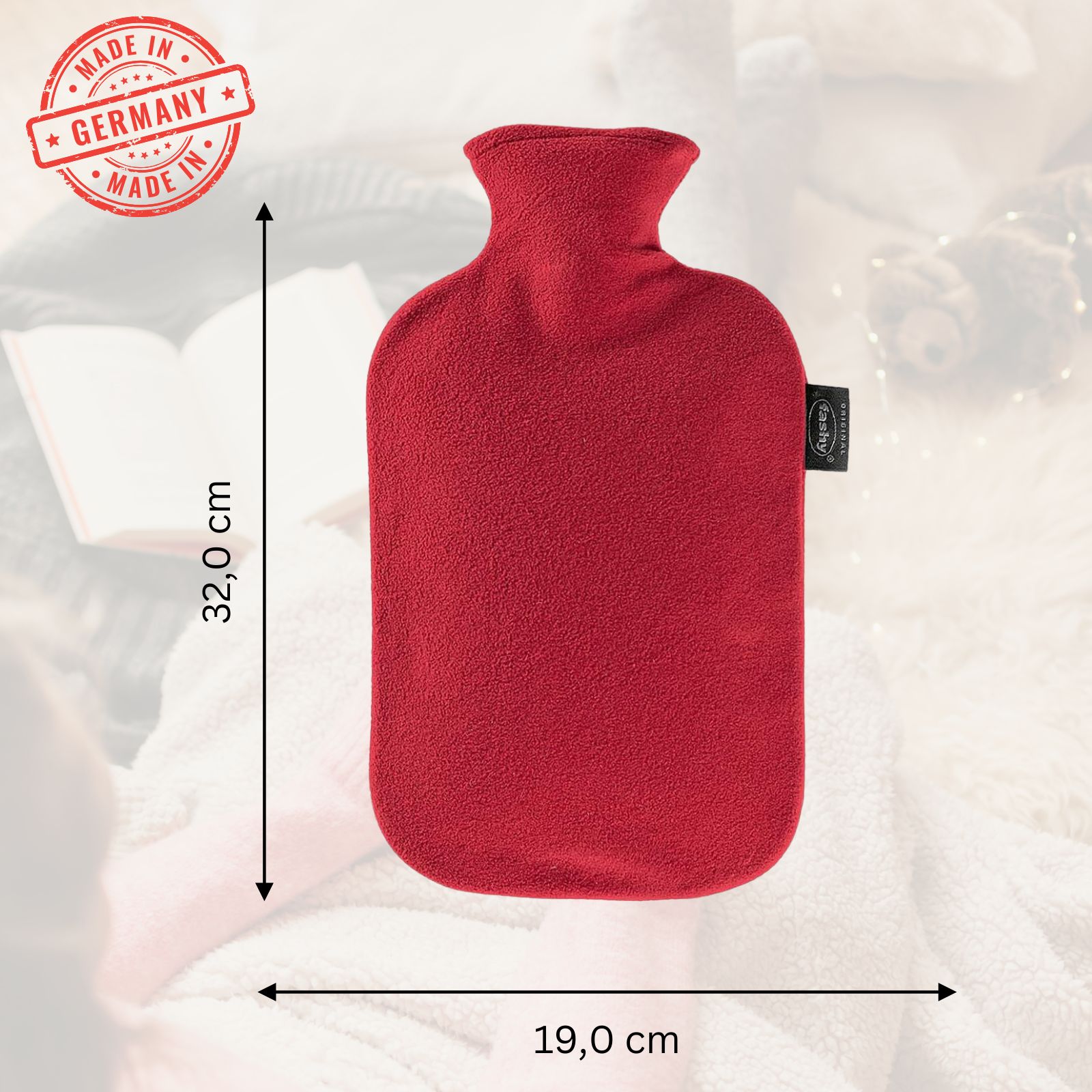 Rote Wärmflasche mit Fleecebezug. Maße: 32,0 cm x 19,0 cm. Label: Made in Germany. Marke: Fashy.