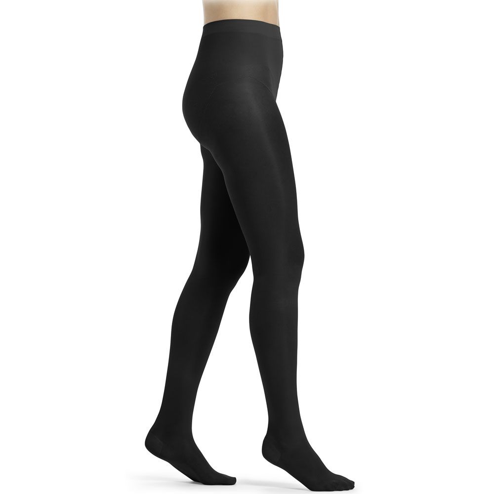 Schwarze Kompressionsstrumpfhose, seitliche Ansicht. Blick auf Beine und Füße. Blick auf die Strumpfhose, die bis zur Taille reicht.