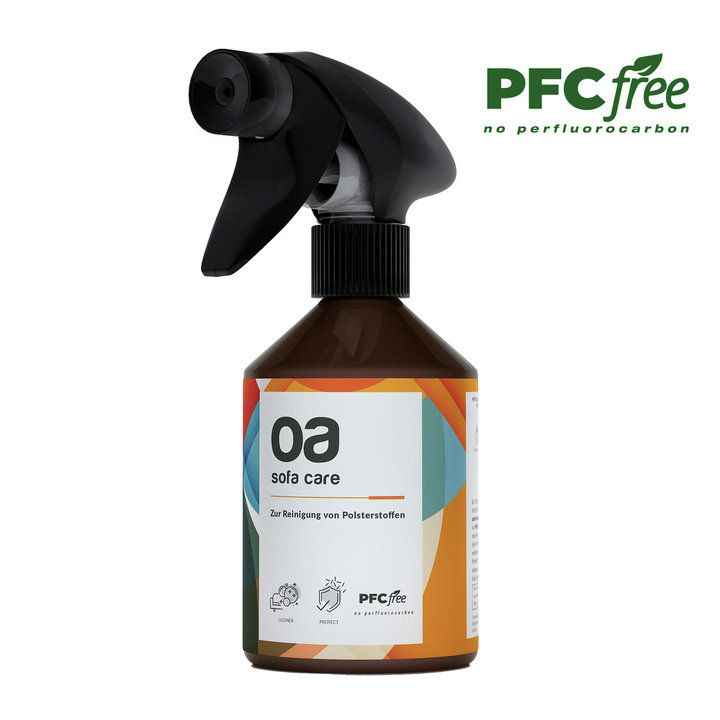 Braune Sprühflasche mit schwarzem Sprühkopf. Aufschrift "oa sofa care". PFC-frei-Siegel.