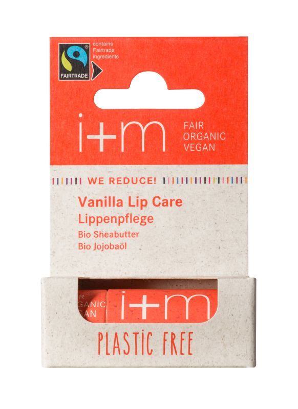 Verpackung von i+m Naturkosmetik WE REDUCE Vanilla Lip Care. Enthält Fairtrade-Siegel. Aufschrift: Vanilla Lip Care, Lippenpflege, Plastic Free.