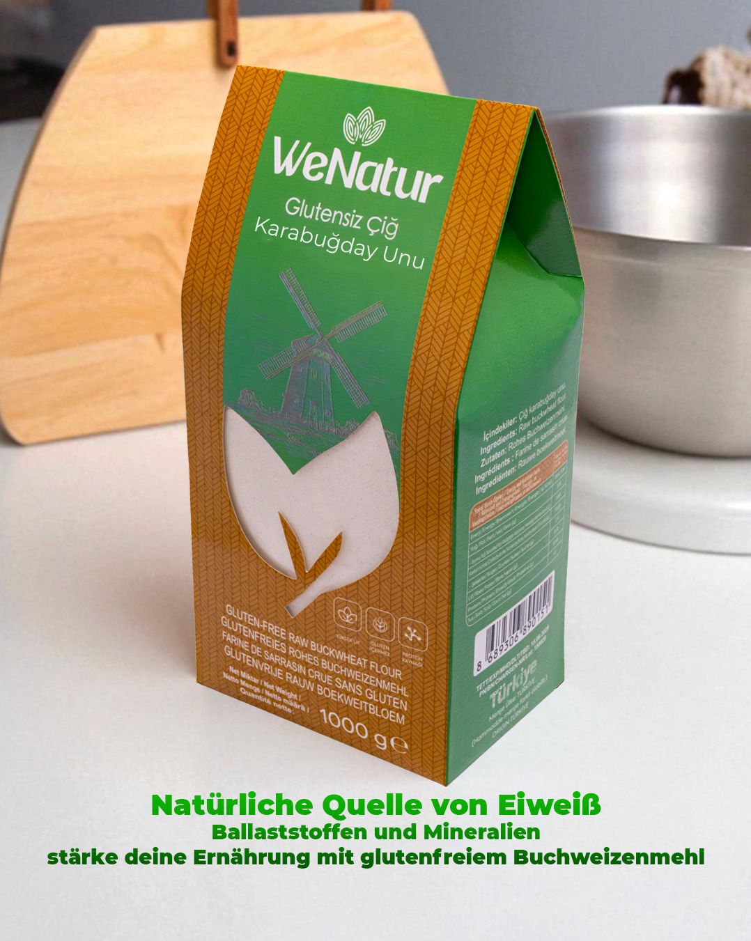 Packung WeNatur glutenfreies Buchweizenmehl mit einem Haufen Mehl und Körnern.