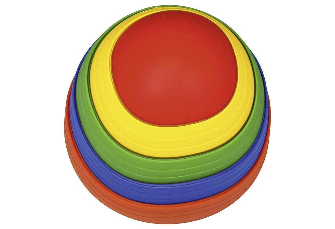 Mehrfarbiger Balance-Steine Turm. Besteht aus fünf unterschiedlich großen, farbigen Elementen. Rot, gelb, grün und blau.