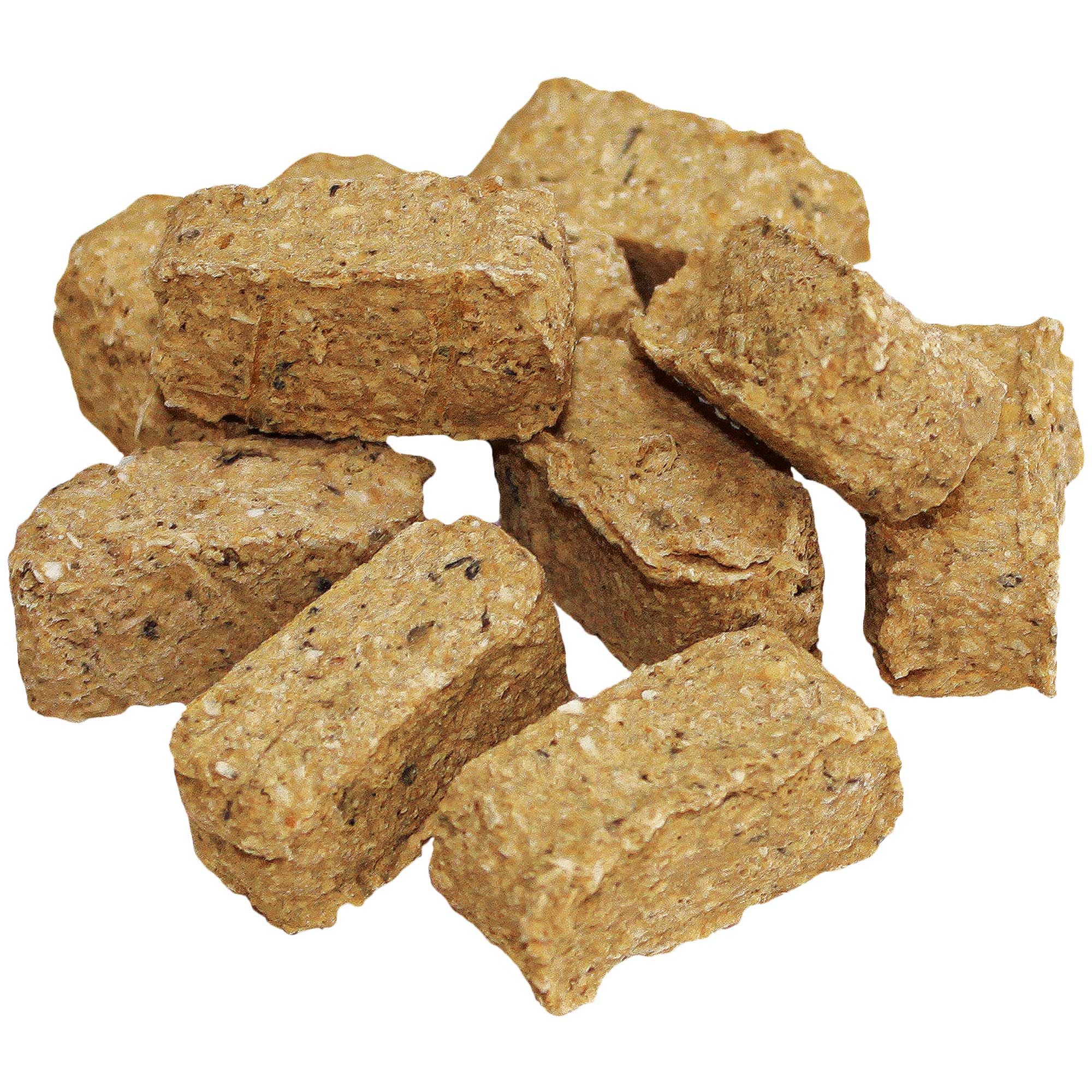 Hundefutterbrocken. Eckige, beige Stücke, lose angeordnet. Nahaufnahme, vor weißem Hintergrund.