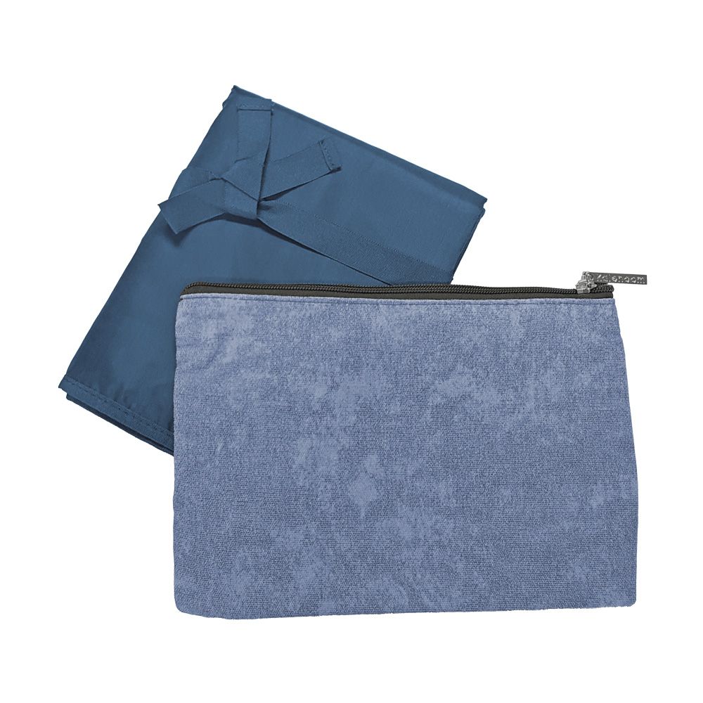 Blaue Wickelunterlage und separate, kleinere Tasche. Beide aus blauem Stoff.
