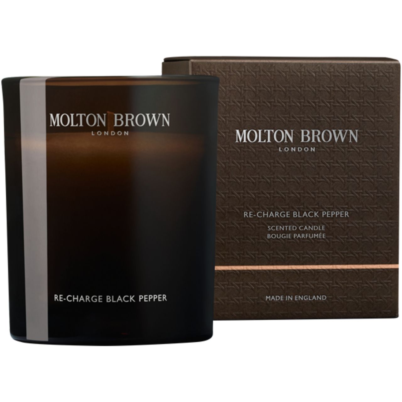 Schwarze Kerze und Verpackung. Aufschrift: Molton Brown London, Re-Charge Black Pepper. Made in England.