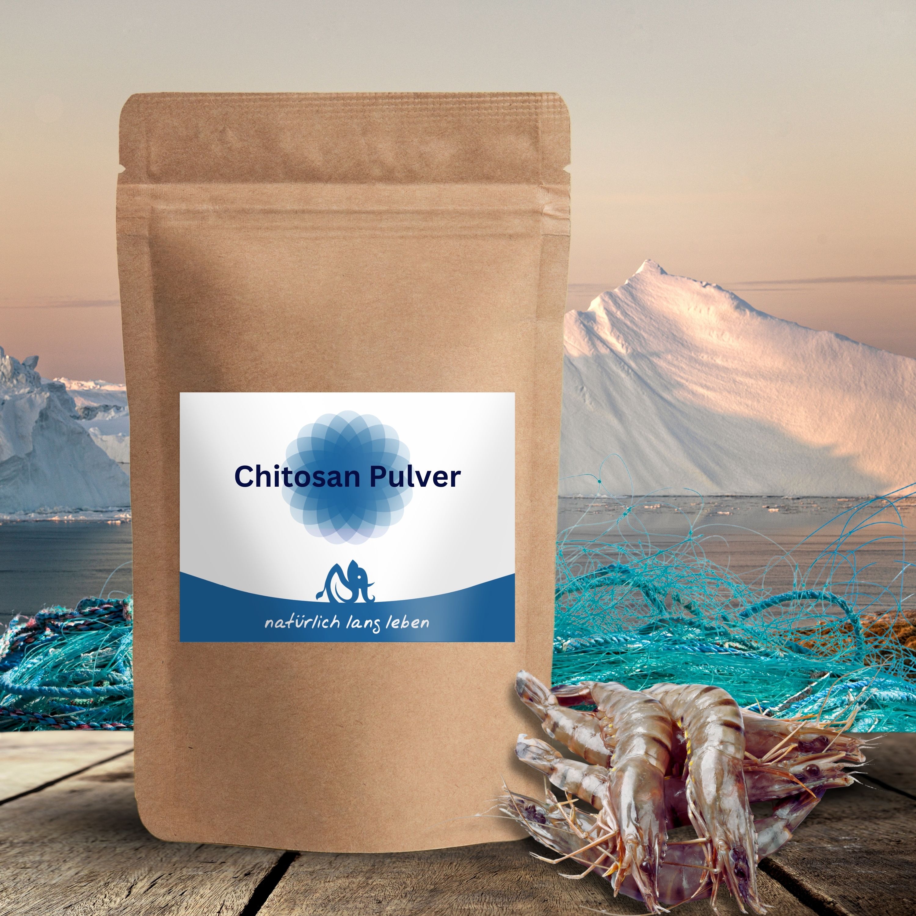 Braune Tüte mit blau-weißem Etikett. Aufschrift: Chitosan Pulver, natürlich lang leben. Garnelen auf Holz.
