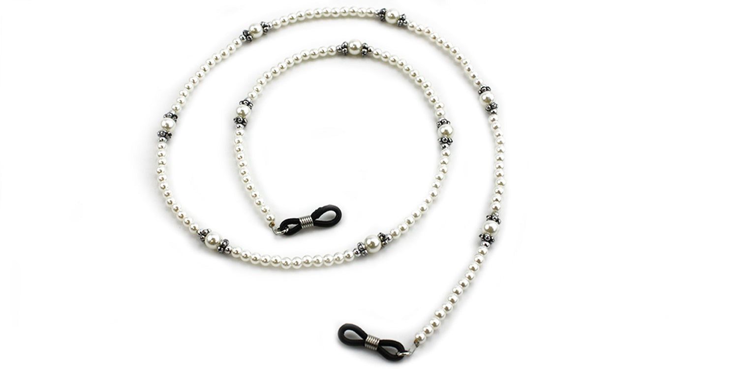 Brillenkette mit Perlen und silberfarbenen Akzenten. Schwarze Brillenhalterungen an beiden Enden. Auf weißem Hintergrund.