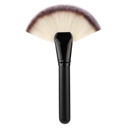 Fächerpinsel mit schwarzem Griff. Borsten fächerförmig, hell und braun. Professionelles Make-up-Werkzeug.