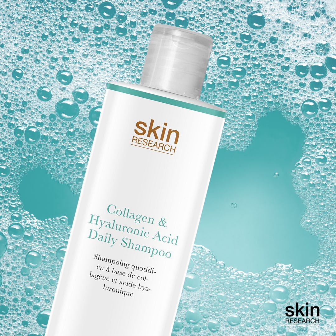 Shampoo-Flasche in Seifenblasen. Aufschrift: Collagen & Hyaluronsäure Daily Shampoo. Marke: skin RESEARCH.