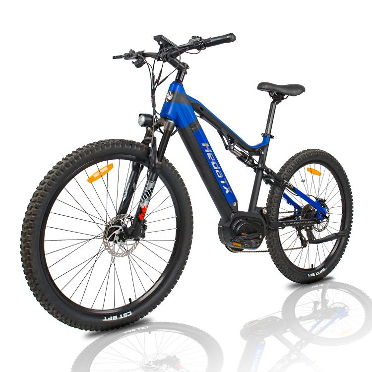 E-Mountainbike HedaTX TX11, schwarz-blau. Zentralmotor, 48V 15Ah Akku. Dreiviertelansicht, auf weißem Hintergrund.