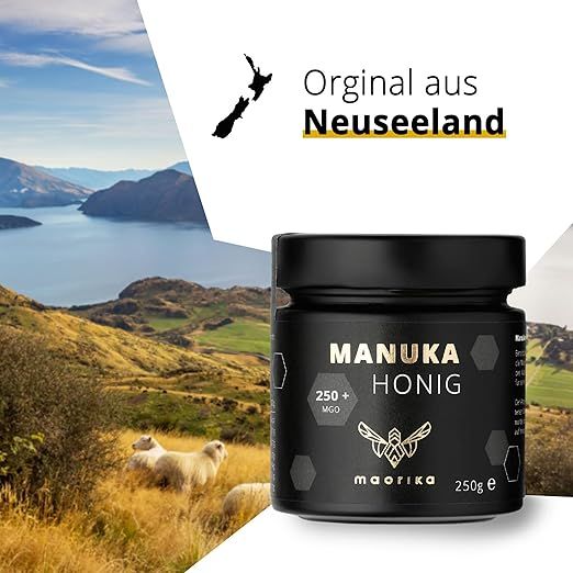 Honigglas vor Landschaft. Text: Original aus Neuseeland. Aufschrift: MANUKA HONIG, 250+ MGO, 250g e.