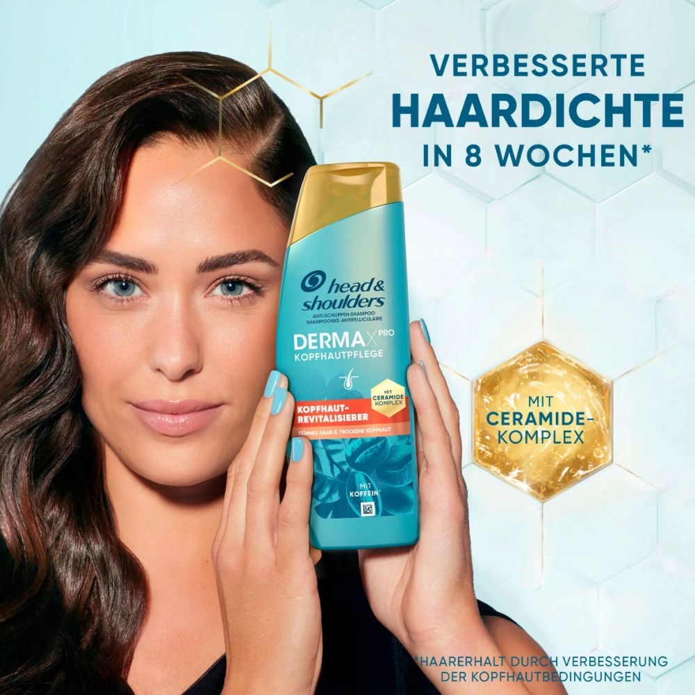 Frau hält eine türkisfarbene Shampoo-Flasche. Aufschrift: Head & Shoulders Derma X Pro. Text: Verbesserte Haardichte in 8 Wochen. Mit Ceramide-Komplex.