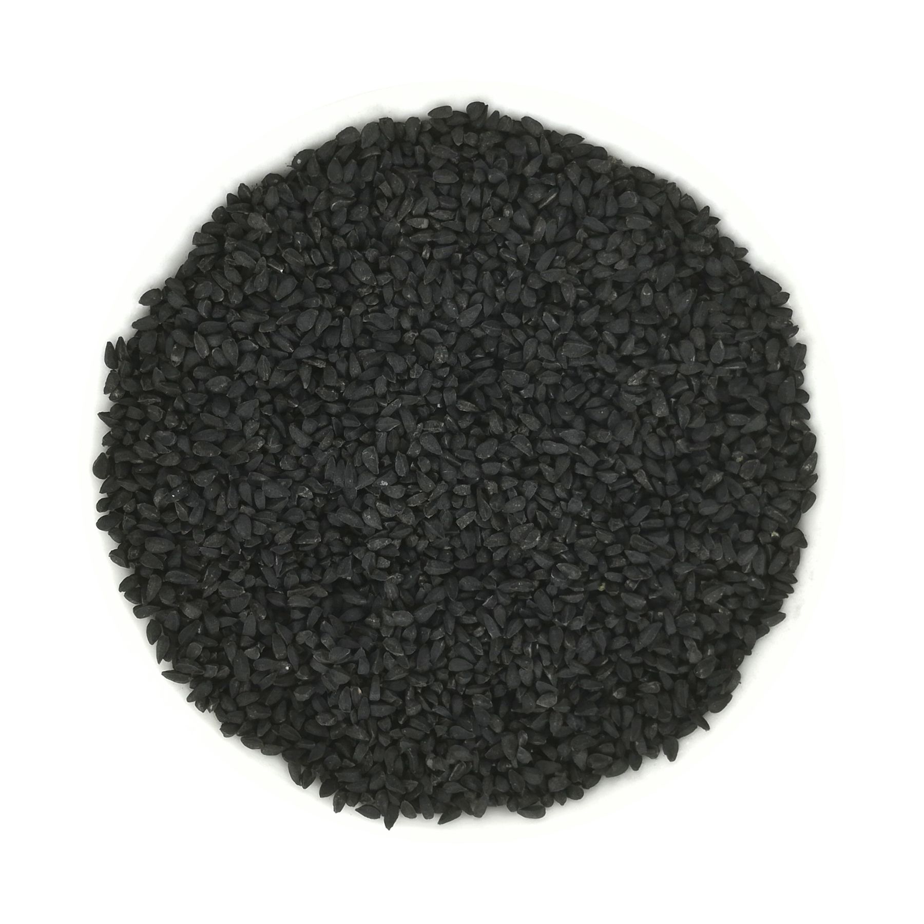 Haufen schwarzer Schwarzkümmelsamen auf weißem Hintergrund. Samen sind klein und oval.