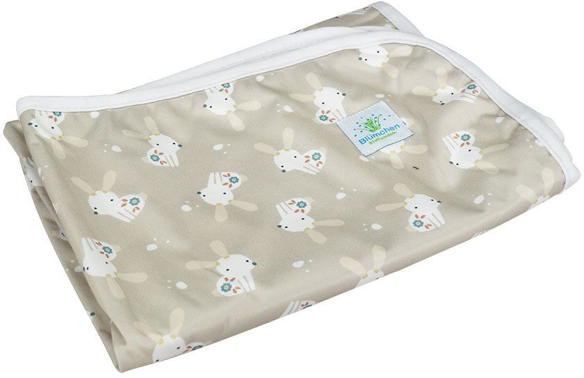 Wickelunterlage mit Hasenmuster. Beige mit weißen Hasen und weißem Rand. Label mit Logo. Wasserdicht.