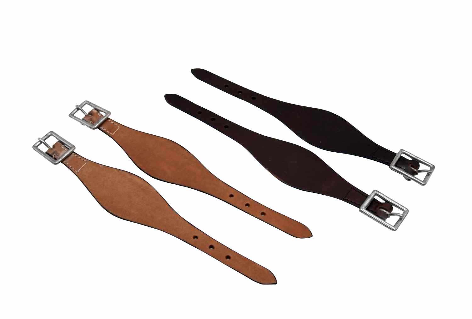 Vier Lederriemen mit Schnallen. Zwei hellbraune und zwei dunkelbraune Riemen liegen auf weißem Hintergrund.