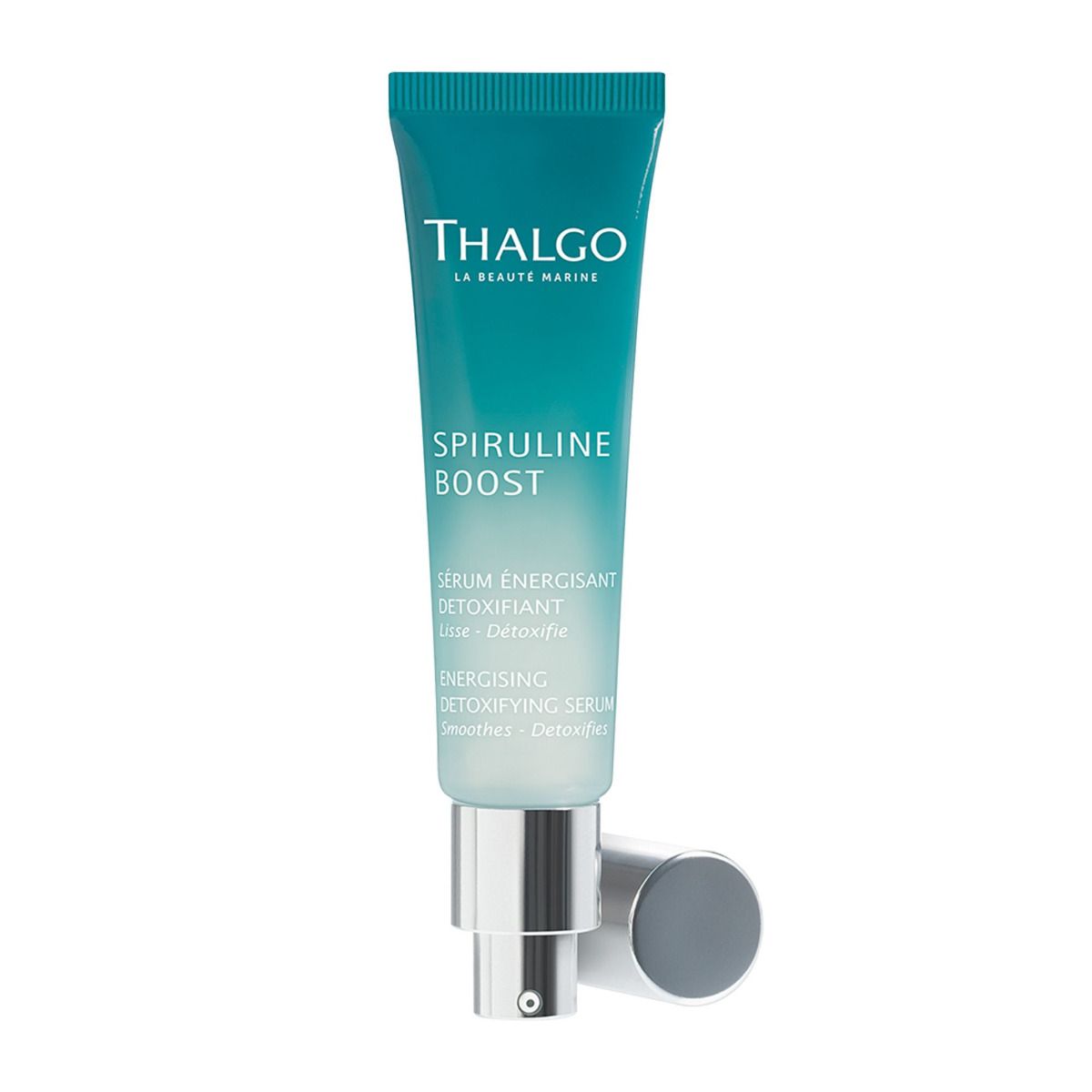 Türkisgrüne Tube mit silberner Kappe und Dosierer. Aufschrift: THALGO, SPIRULINE BOOST, Sérum énergisant détoxifiant, Energising Detoxifying Serum.