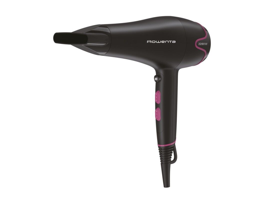 Schwarzer Haartrockner mit rosa Akzenten. Der Trockner hat den Markennamen Rowenta. Auf dem Gerät sind Knöpfe und eine Düse zu sehen.