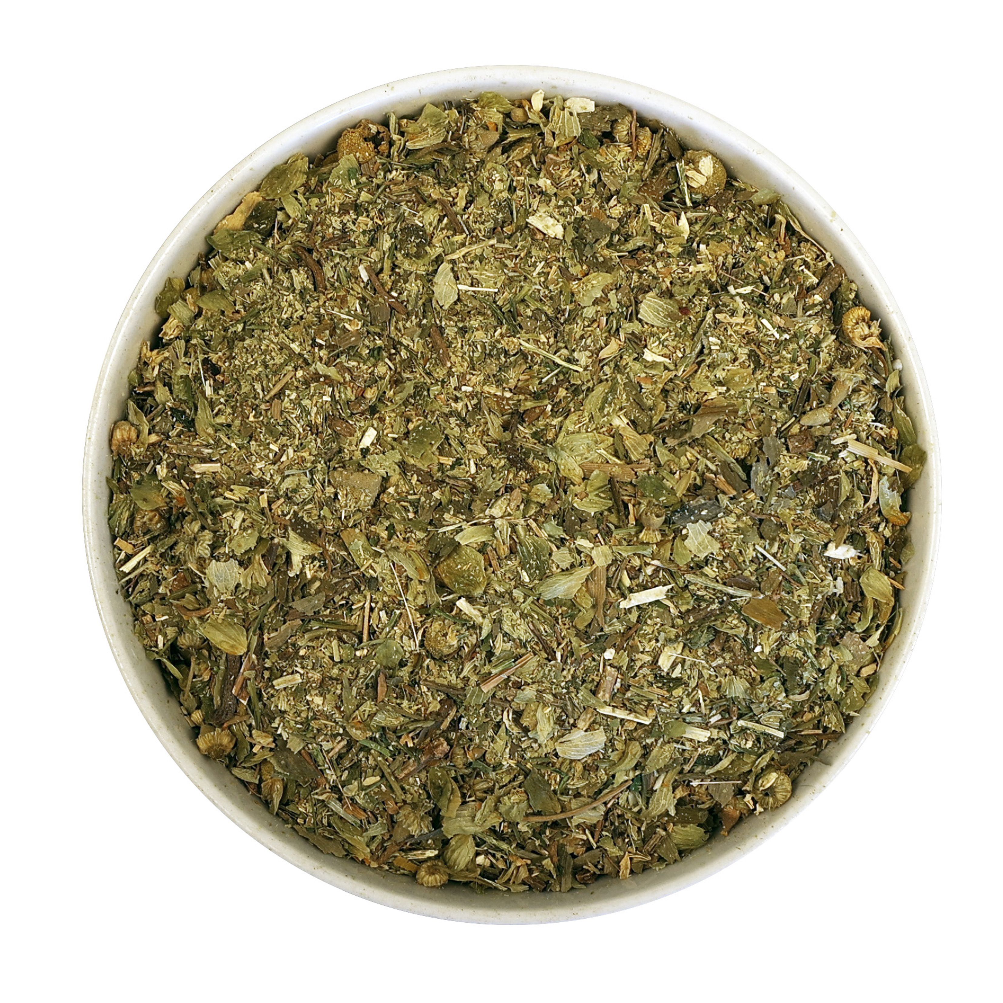 Kräutermischung in weißer Schale. Ansicht von oben. Grüne und braune Kräuter.