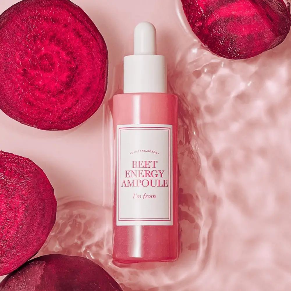 Rosa Flasche mit Pipette in Wasser. Rote Bete im Wasser. Text: BEET ENERGY AMPOULE, I'm from.