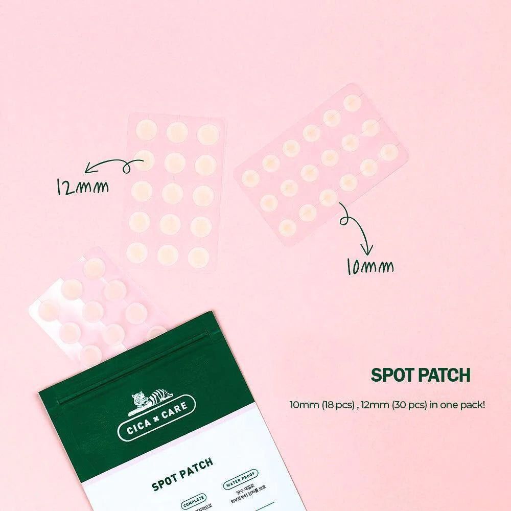Drei Blisterpackungen mit runden Pflastern und eine grüne Verpackung. Auf den Packungen steht "SPOT PATCH". Pfeile zeigen die Größen an.