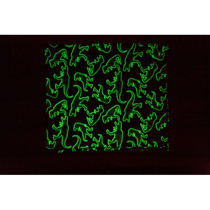 Dunkle Kuscheldecke mit leuchtenden grünen Dinosaurier-Konturen. Quadratisch, Muster wiederholt sich. Im Dunkeln.