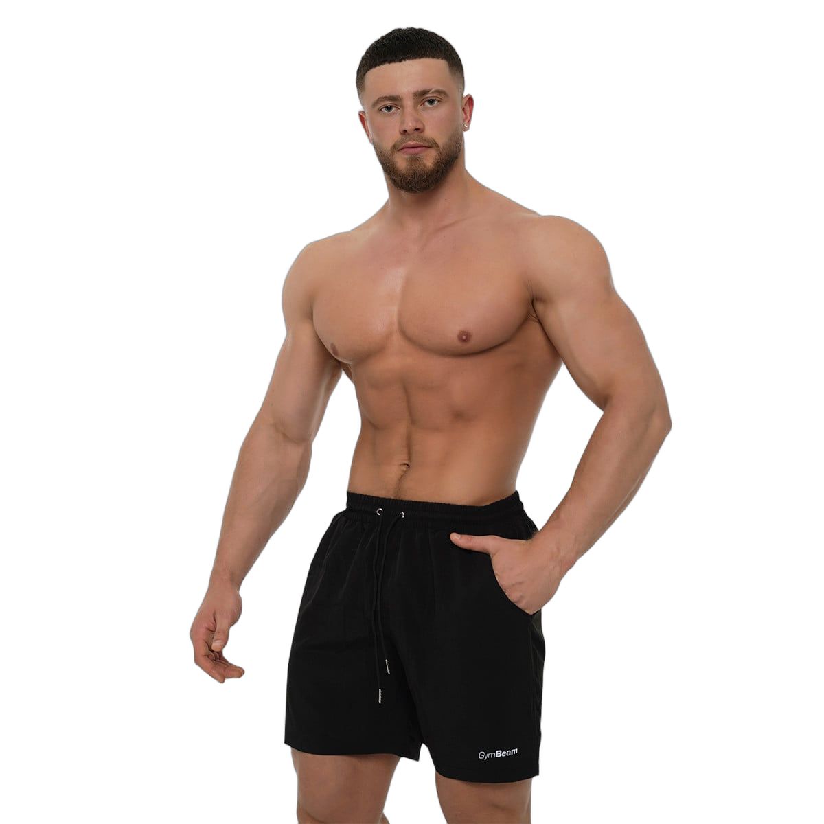 Vorderansicht eines Mannes in schwarzen GymBeam Badeshorts mit Kordelzug und Taschen.