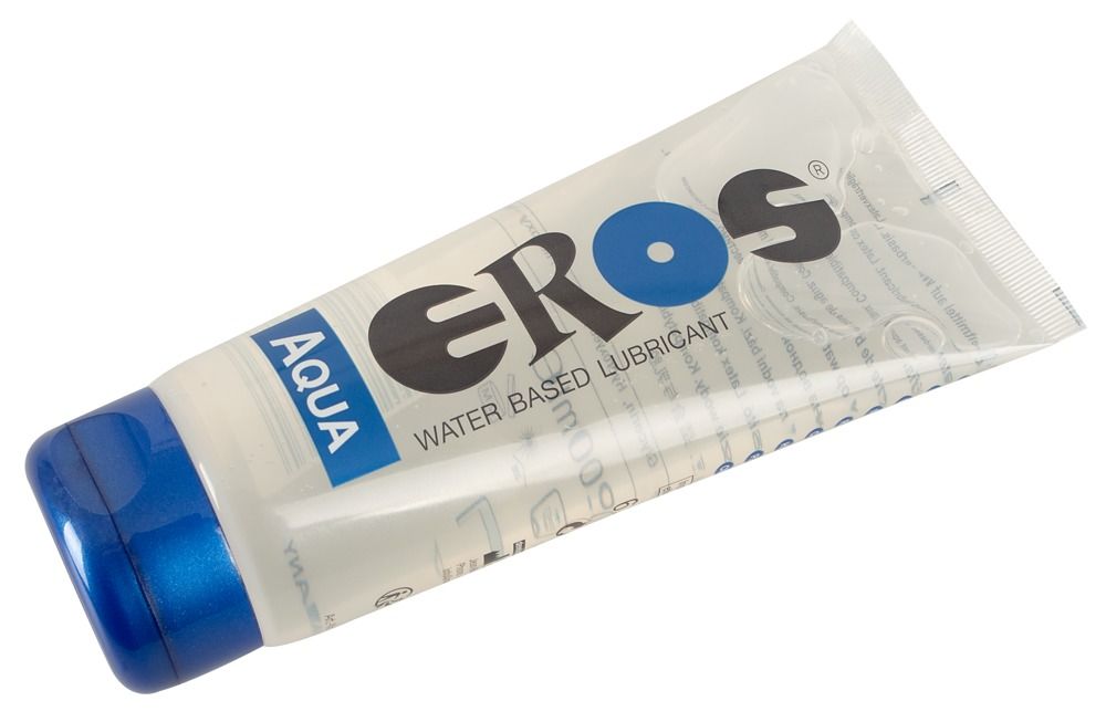Schräg liegende transparente Tube mit blauem Verschluss. Aufschrift: EROS Aqua. Gleitmittel.