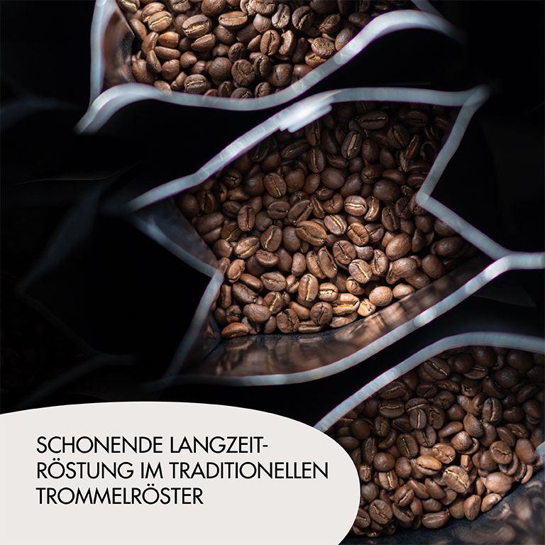 Kaffeebohnen in Beuteln. Text: Schonende Langzeitröstung im traditionellen Trommelröster.