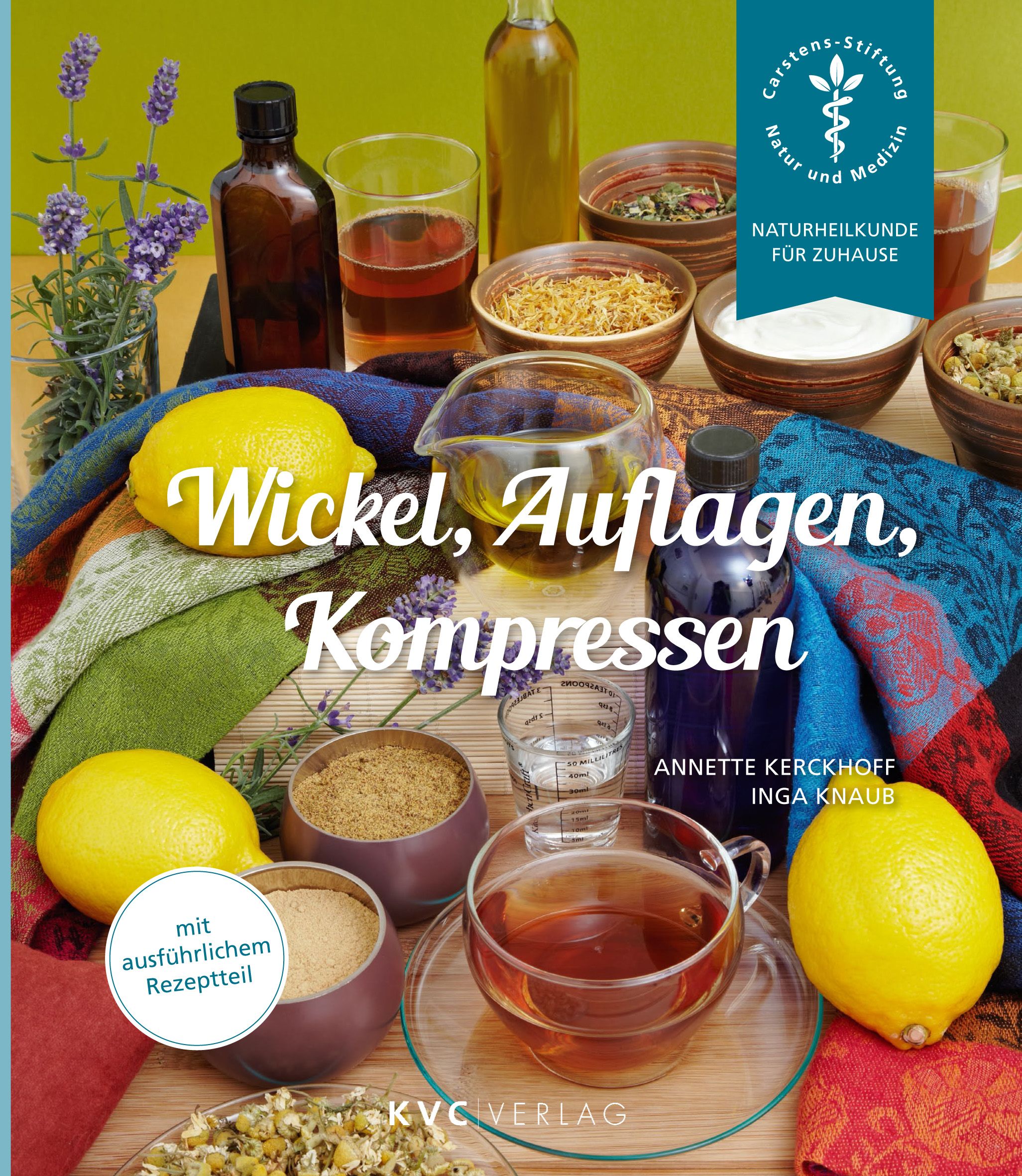 Buchcover: Titel „Wickel, Auflagen, Kompressen“. Autoren: Annette Kerckhoff, Inga Knaub. Logo Carstens-Stiftung. KVC Verlag.