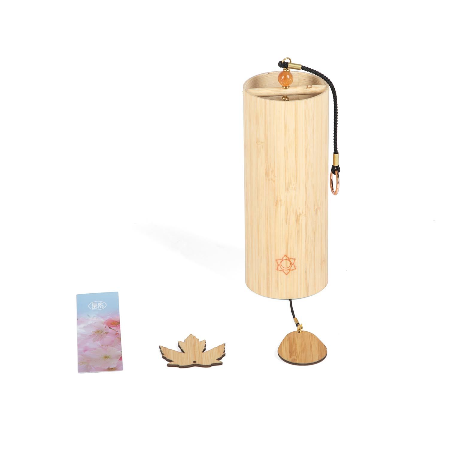 Klangspiel aus Bambus mit Holzblatt und Karte. Zylindrische Form, orangefarbener Stein. Chakra-Symbol. Zubehör.