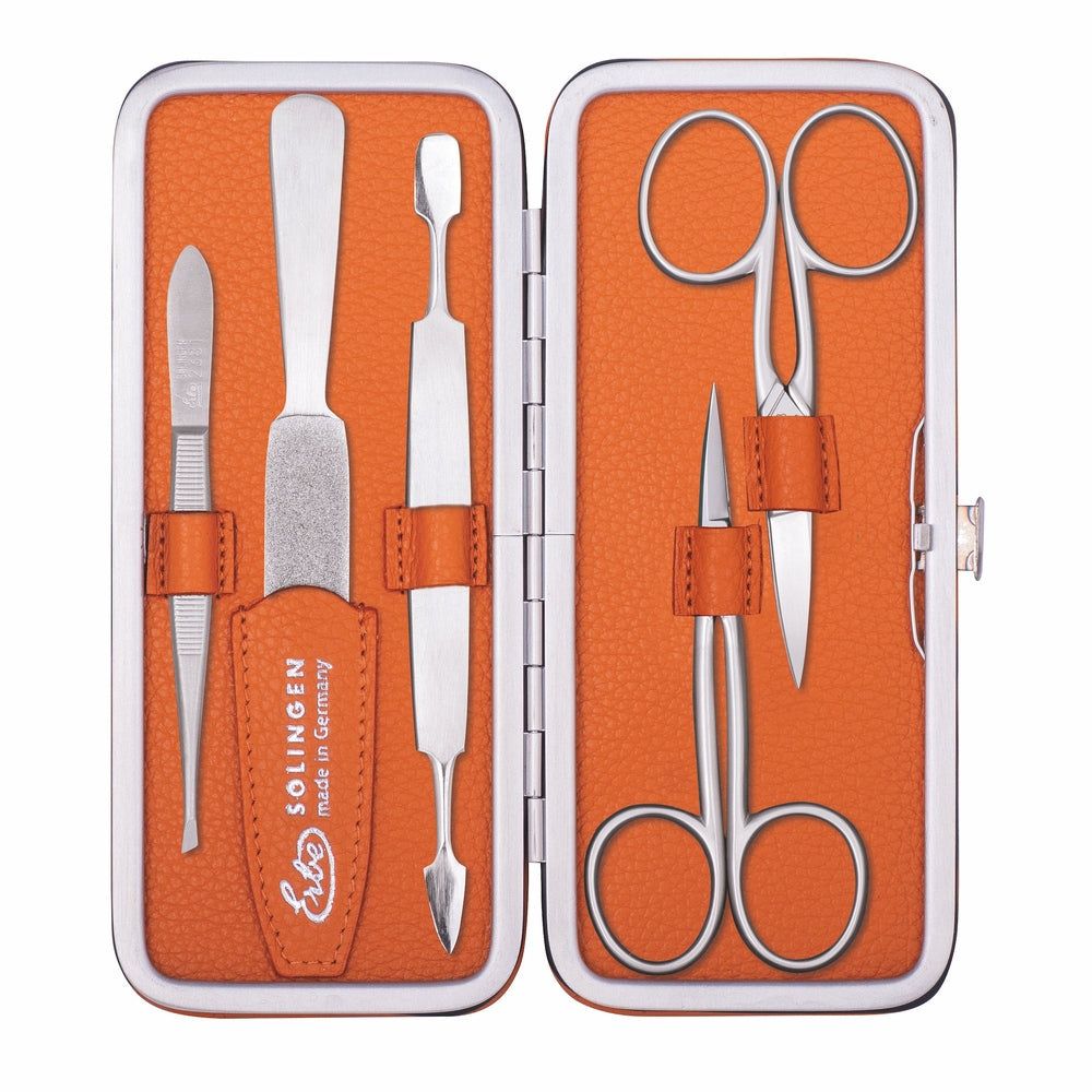 Maniküre-Set in orangefarbener Lederhülle mit Pinzette, Nagelhautschieber, Nagelfeile, Nagelschere und kleiner Schere.