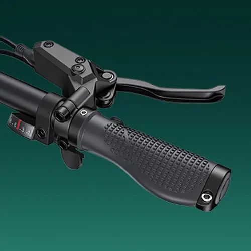 Fahrradlenker mit Bremshebel und Griff. Schwarze Griffe mit strukturiertem Muster.