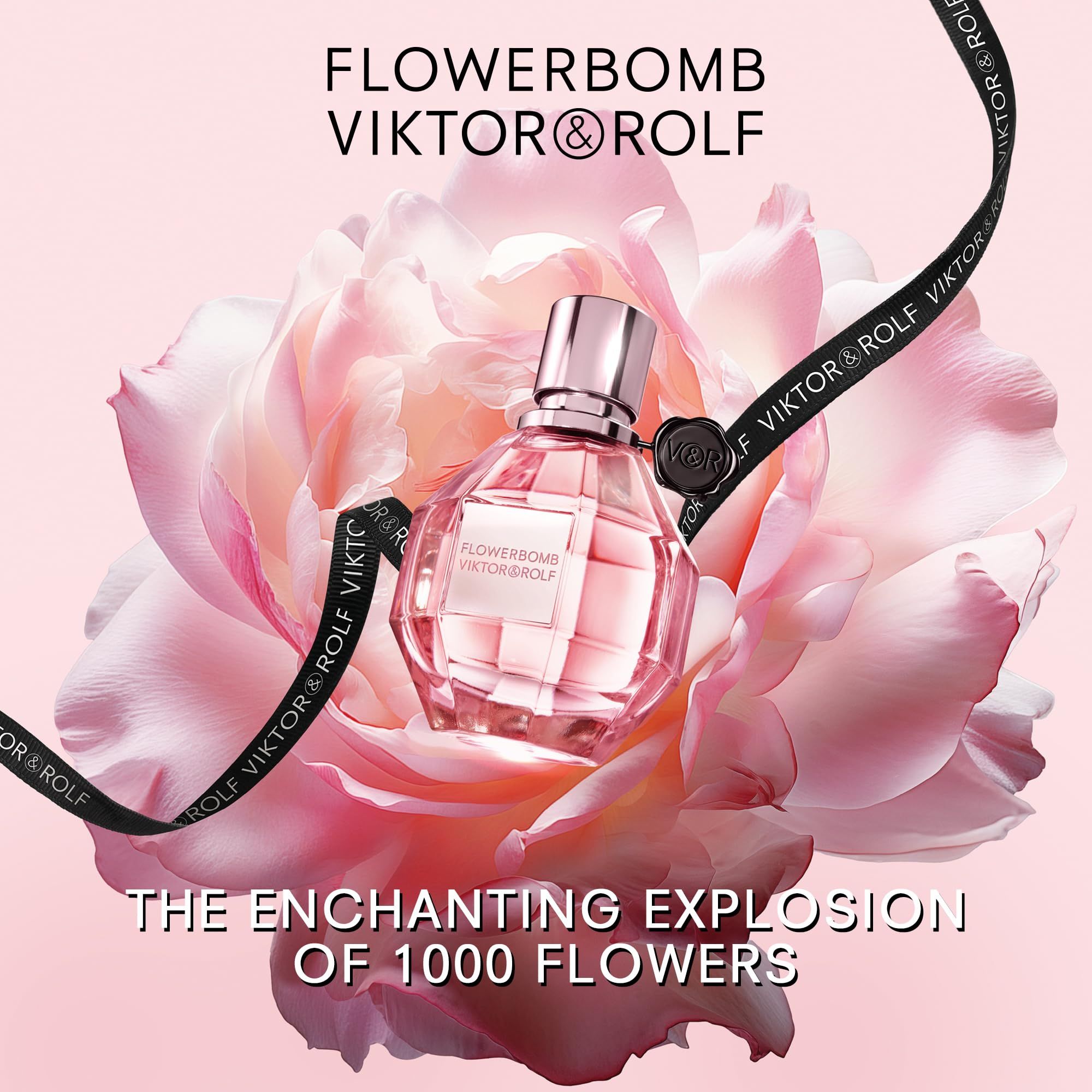 Parfümflakon mit rosafarbenem Inhalt. Aufschrift: Flowerbomb Viktor & Rolf. Schwarzes Band.