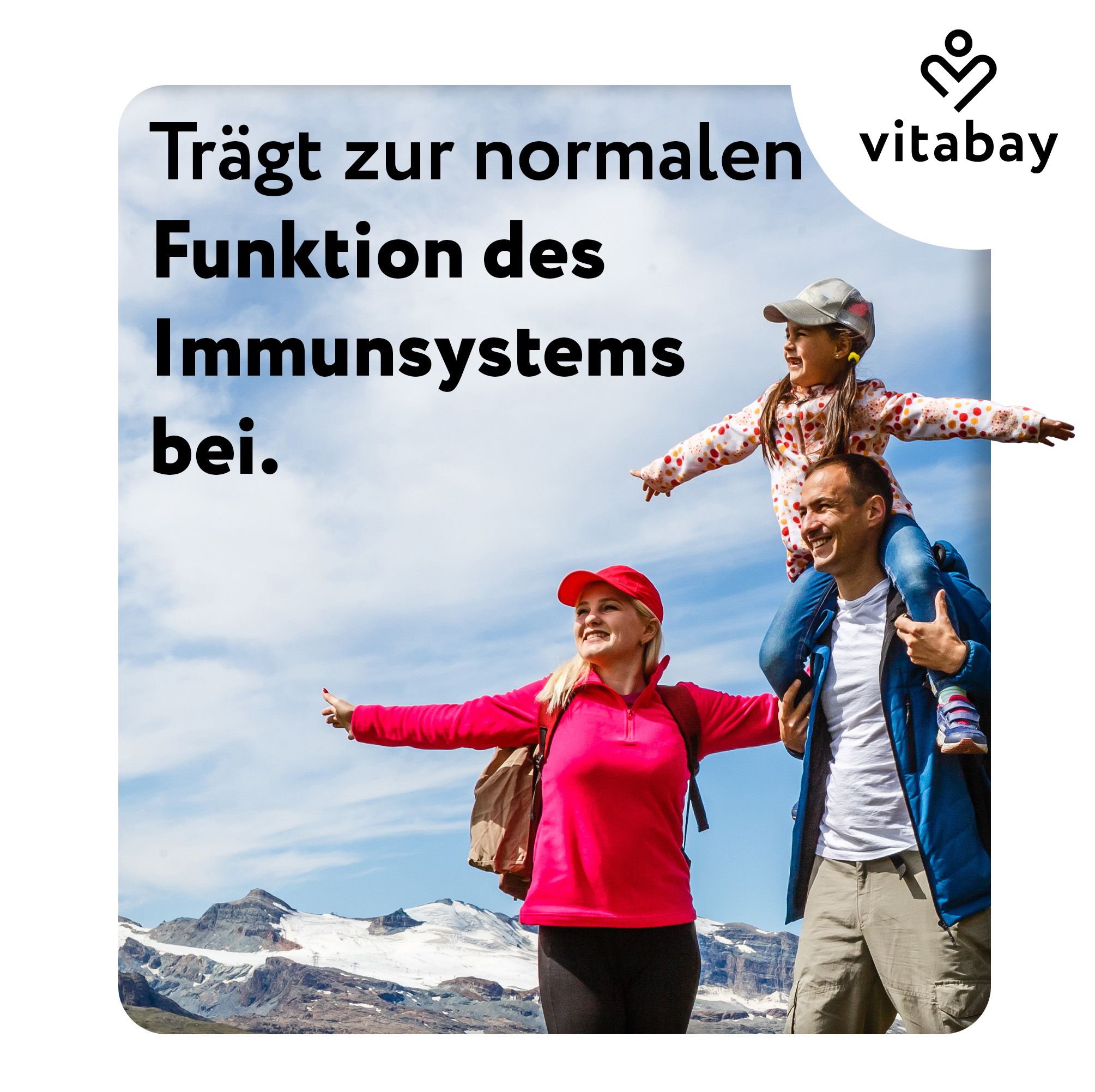 Familie im Freien. Text: Trägt zur normalen Funktion des Immunsystems bei. Marke: Vitabay.